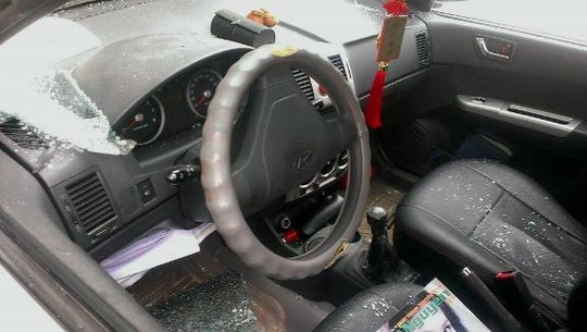 Chiếc xe của nhà báo Ngọc Quang bị đập vỡ cửa kính