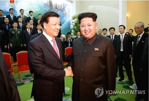 Lãnh đạo Kim Jong-un (phải) gặp ông Lưu Vân Sơn hôm 9-10. Ảnh: Yonhap