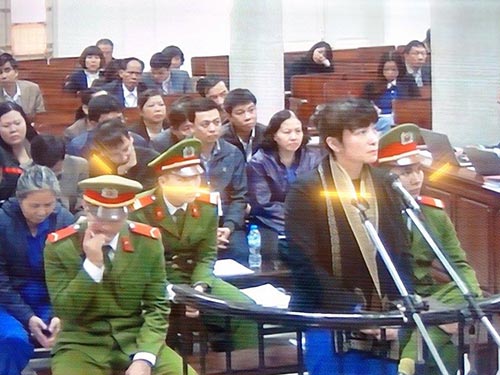 Bị cáo Phạm Thị Bích Lương (đứng) trong ngày xét xử 23-12