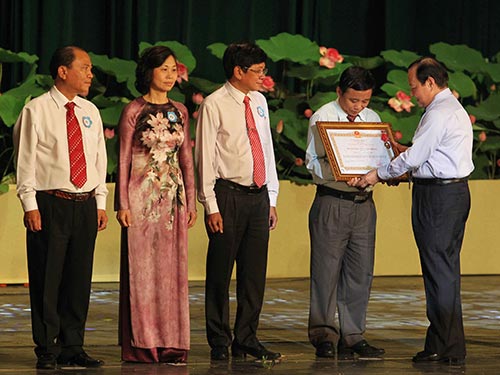 Bí thư Thành ủy TP HCM Lê Thanh Hải trao Huân chương Lao động hạng ba của Chủ tịch nước cho đại diện các tập thể xuất sắc Ảnh: HOÀNG TRIỀU
