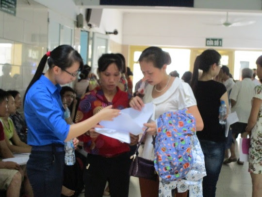 
Thanh niên tình nguyện hướng dẫn người bệnh và người nhà bệnh nhân tại Bệnh viện Bạch Mai (Hà Nội)
