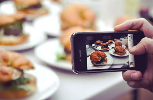 
Lozi sử dụng mạng xã hội Instagram để có nhiều hình ảnh món ăn đẹp 

