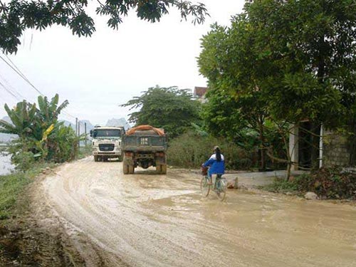 Tuyến đường qua 2 xã Hà Bình và Hà Tân mỗi ngày có hàng trăm lượt xe tải hạng nặng qua lại