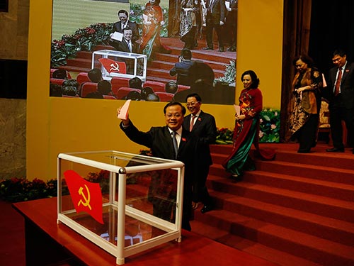 Các đại biểu bỏ phiếu bầu Ban Chấp hành Đảng bộ TP Hà Nội khóa XVI Ảnh: ANH QUÝ