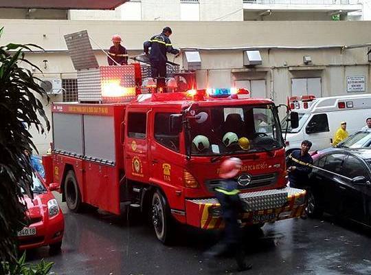 Cảnh sát Phòng cháy chữa cháy điều động xe thang đến hiện trường - Ảnh: Nguyễn Hưởng