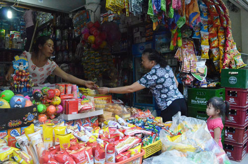 Dự thảo thông tư của Bộ Công Thương quy định người bán hàng phải khám sức khỏe - được coi là một loại giấy phép con Ảnh: Nguyễn Hưởng