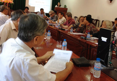 Cử tri bức xúc khi được đoàn đại biểu Quốc hội phát tài liệu về thành tích của ông Đào Tấn Ngoạn