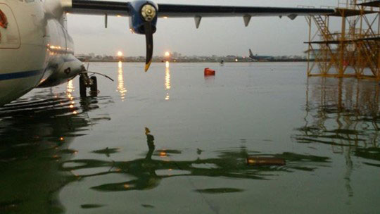 Cảng Hàng không quốc tế Tân Sơn Nhất bì bõm nước vào chiều 2-11 Ảnh: FACEBOOK MAI TA