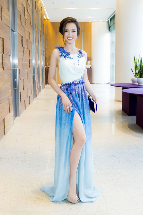 Tốp 5 Hoa hậu Việt Nam 2014 Vũ Ngọc Anh diện đầm xẻ cao quá đùi của nhà thiết kế Xuân Lê.