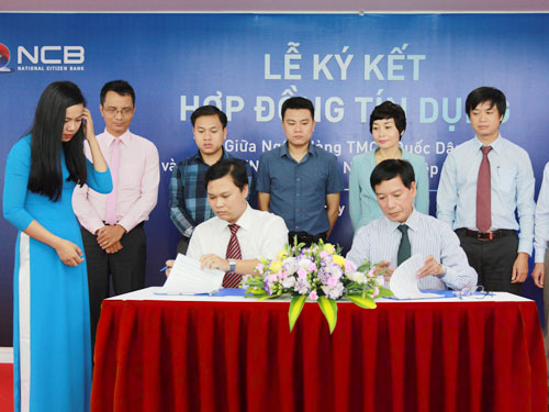 Ông Vũ Mạnh Tiến (bên phải) - Phó Tổng Giám đốc NCB ký hợp đồng tín dụng 450 tỉ đồng