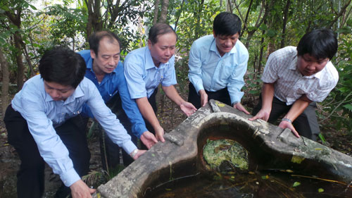 Thứ trưởng Bộ Y tế Nguyễn Thanh Long (thứ 2 từ phải qua) cùng người dân đổ nước đọng trong các vật dụng chứa nước