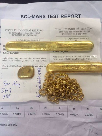 Vàng miếng nguyên liệu pha tạp chất do Trung Quốc sản xuất bị Công an TP Hạ Long thu giữ Ảnh: TRỌNG ĐỨC
