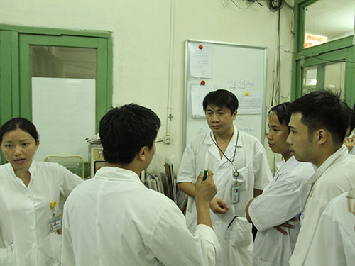 Ngoài học 2 buổi/ngày, sinh viên ngành y còn phải trực tại bệnh viện Ảnh: NGỌC DUNG