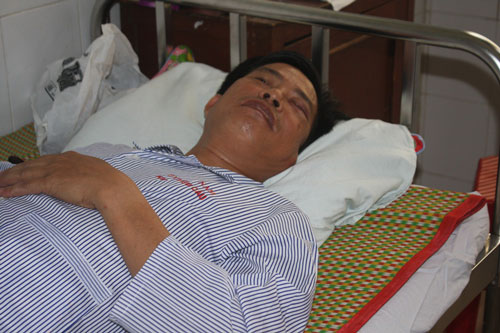 Ông Trịnh Anh Tú bị nhóm côn đồ đánh trọng thương đang điều trị tại bệnh viện