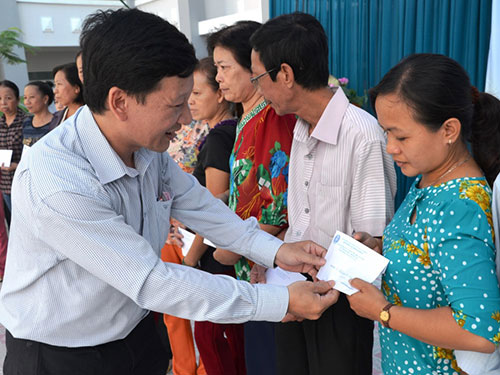 Ông Trương Hồng Sơn, Chánh Văn phòng LĐLĐ TP HCM trao quà cho các giáo viên viên mắc bệnh hiểm nghèo