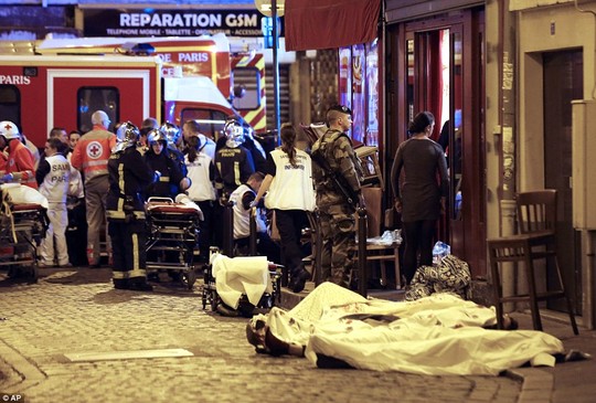 
Hàng trăm người thiệt mạng trong vụ tấn công khủng bố đẫm máu tại thủ đô Paris của Pháp - Ảnh: AP
