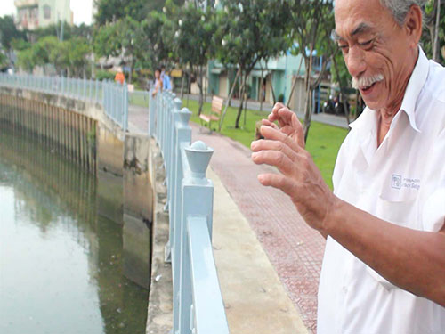 Ông Nguyễn Văn Hải diễn tả lại lúc suýt té vì lan can rơi xuống kênh Nhiêu Lộc - Thị Nghè
