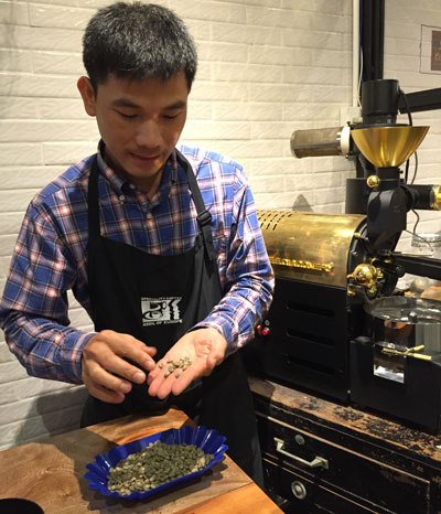 Ông chủ Shin Coffee giới thiệu một loại cà phê vừa nhập về