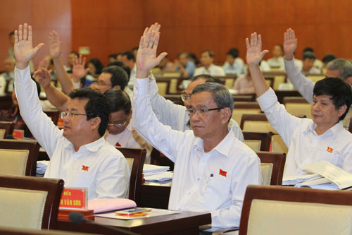 Các đại biểu HĐND TP HCM biểu quyết thông qua 13 tờ trình Ảnh: HOÀNG TRIỀU