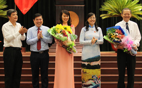 Tân Chủ tịch UBND TP HCM Nguyễn Thành Phong (thứ 2 từ trái sang) chúc mừng 2 tân Phó Chủ tịch UBND TP - bà Nguyễn Thị Thu (giữa) và ông Lê Văn Khoa (bìa phải) Ảnh: Hoàng Triều