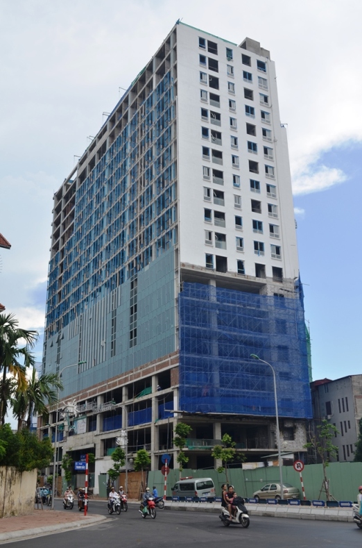 Chủ đầu tư tòa nhà 8B Lê Trực đã tự ý xây cao thêm khoảng 16 m, tương đương 5 tầng, so với giấy phép - Ảnh: Nguyễn Hưởng