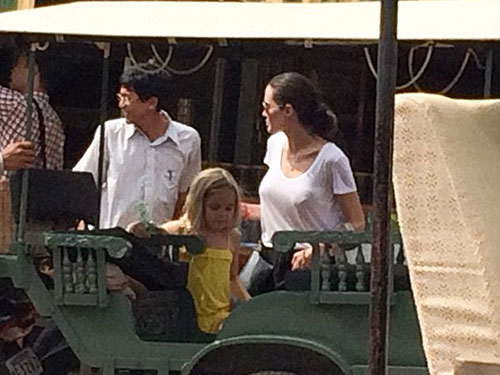 Angelina Jolie ăn mặc giản dị, đưa Shiloh cùng cặp song sinh Vivienne và Knox đi chợ cũ ở Siem Reap