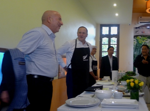 
Thủ tướng cùng người bạn của mình cởi áo vest, mặc tạp dề vào bếp
