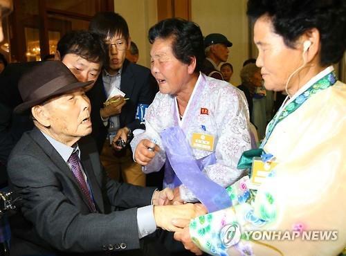 Cụ Sang-yeon hội ngội hai con gái sau 65 năm