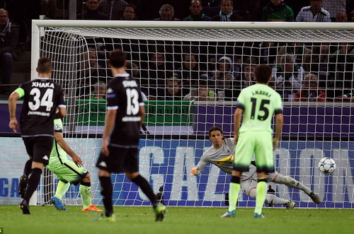Sergio Aguero ghi bàn ấn định chiến thắng 2-1 cho Man City