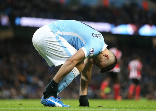 Aguero dính chấn thương, Man City lo lắng