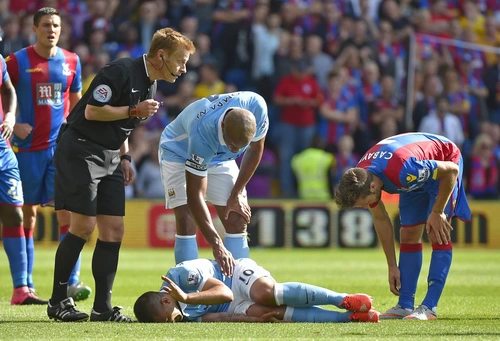 Sergio Aguero chấn thương sớm khiến Man City bế tắc trong tấn công