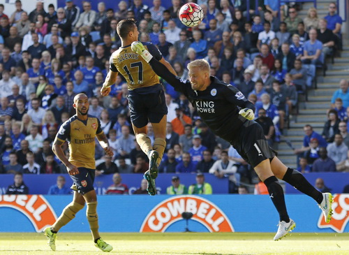 
Alexis Sanchez (17) lập hat-trick cho Arsenal trước Leicester
