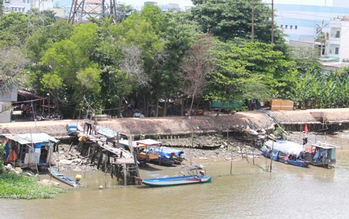 Xóm chài nằm nép mình dưới cầu Bình Lợi, phường 14, quận Bình Thạnh, TP HCM.