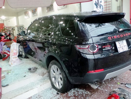 
Chiếc xe ô tô Land – Rover gây tai nạn tại hiện trường. Ảnh: Gia Minh
