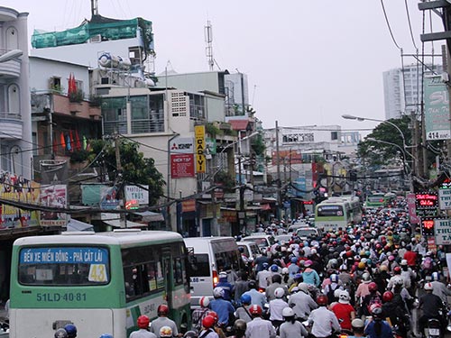 Xe cộ kẹt cứng trên đường Xô Viết Nghệ Tĩnh, đoạn từ ngã tư Hàng Xanh đến giao lộ Nguyễn Xí (quận Bình Thạnh, TP HCM) ngày 22-10 Ảnh: GIA MINH