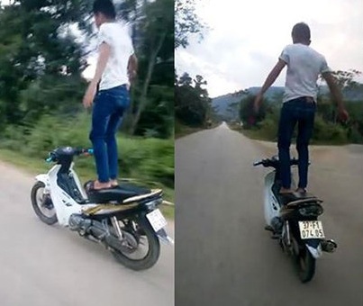 
Nam thanh niên tên Sơn, đứng trên yên điều khiển xe máy chạy vù vù trên đường - Ảnh cắt từ clip
