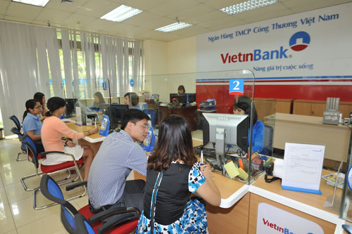 Khách hàng giao dịch tại VietinBank