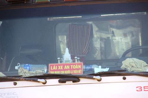 Logo “Lái xe an toàn” đang được cánh tài xế đổ xô mua Ảnh: Lê Phong