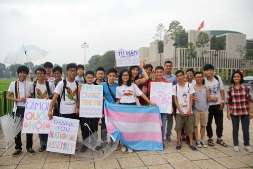 Các bạn trẻ cảm ơn Quốc hội đã thừa nhận quyền chuyển giới trong Bộ Luật Dân sự (sửa đổi)Ảnh: iSEE