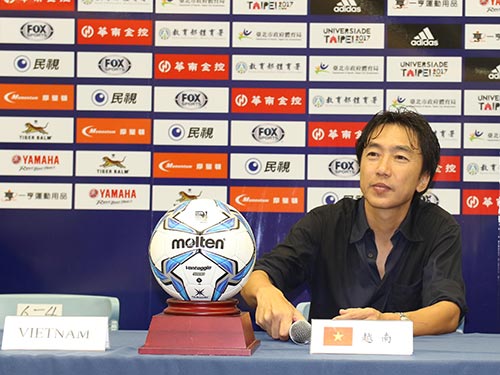 HLV Miura trong cuộc họp báo sau trận thắng chủ nhà Đài Loan 2-1 tối 8-9 Ảnh: HẢI ANH