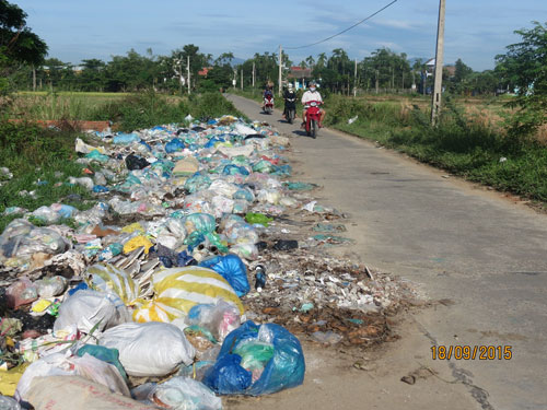 Bãi rác thải trên đường đến làng gốm Thanh Hà, TP Hội An
