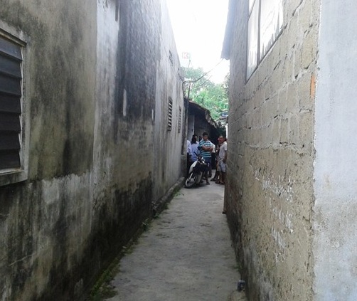 Cằn nhà sâu trong hẻm nơi ông Lê Đình Chung dùng dao đâm vào ngực rồi cố thủ trong nhà. Ảnh: Hòa Phạm