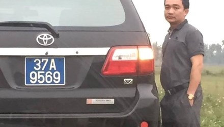 
Ông Nguyễn Viết Hoàng và chiếc xe công bị tố đã làm luật xe tải
