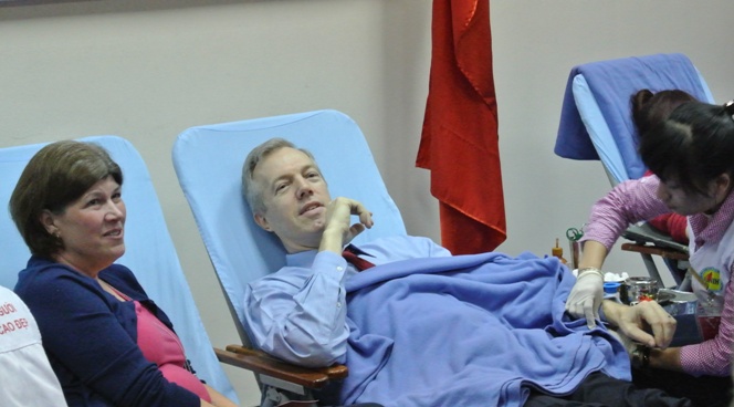 
Đại sứ Ted Osius trong một lần tham gia hiến máu tại Việt Nam
