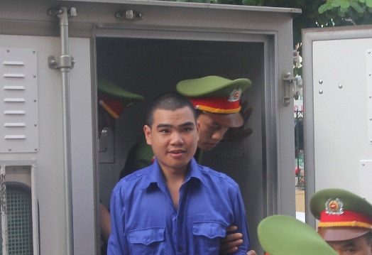 
Bị cáo Vi Văn Hai được áp giải xuống khỏi xe thùng cảnh sát đến tòa
