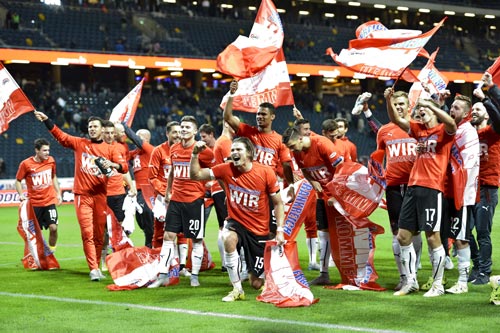 Các tuyển thủ Áo vui mừng sau khi lần đầu dự VCK Euro qua đấu loại  Ảnh: REUTERS