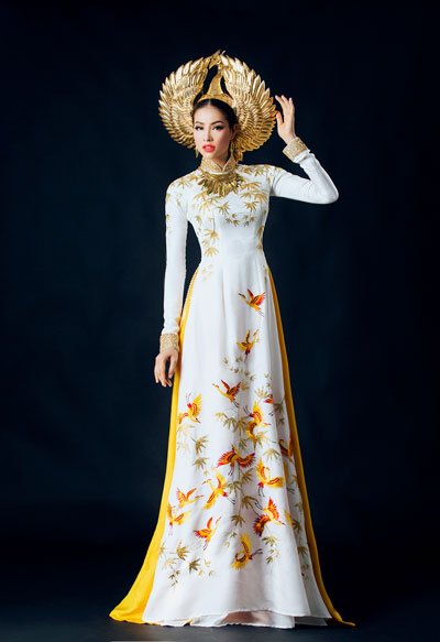 Hình ảnh Áo dài Phạm Hương sẽ khiến bạn ngạc nhiên và thích thú với sự pha trộn giữa truyền thống và hiện đại, tạo nên một chiếc áo dài đầy ấn tượng và sáng tạo.