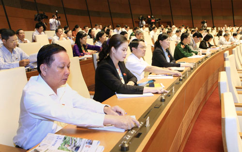 Các đại biểu Quốc hội biểu quyết thông qua Luật thống kê (sửa đổi) Ảnh: TTXVN