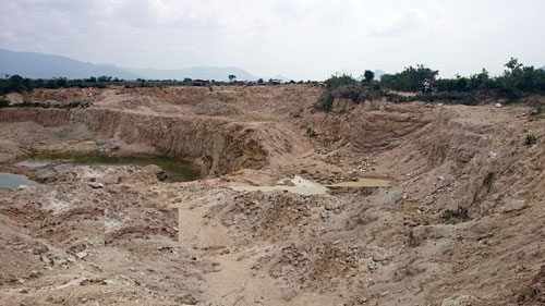 Những hố đất bị đào bới ở xã Xuân Hải, huyện Ninh Hải, tỉnh Ninh Thuận