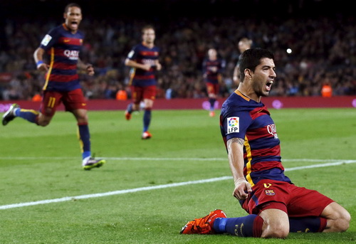 Luis Suarez tỏa sáng trong đêm khó khăn của Barcelona ở Nou Camp